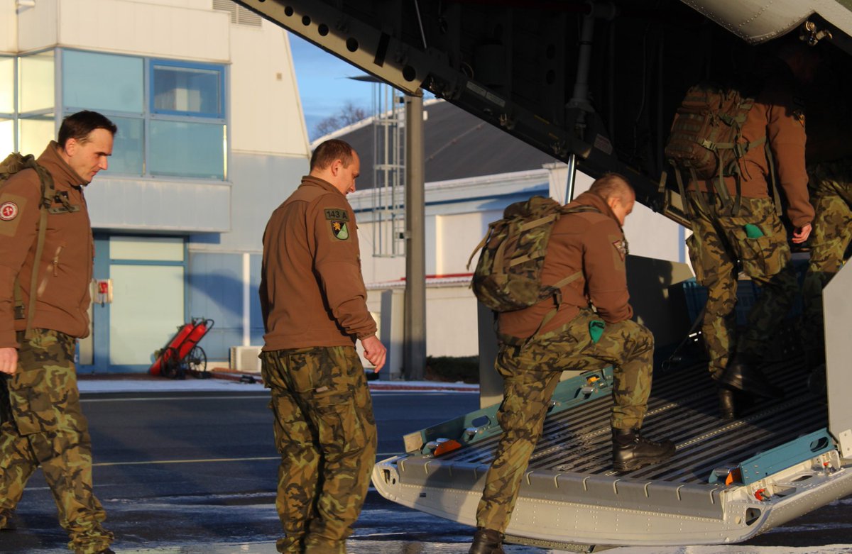 ObranaTweetuje's tweet image. Dnes dopoledne odletěli z letiště Praha-Kbely vojáci ze #71mpr Hranice na #mise #eFP.  V Lotyšsku vystřídají své kolegy z útvaru, kteří zde působili od loňského června jako součást mnohonárodního praporu pod vedením Kanady v rámci alianční předsunuté přítomnosti. @eFPBGLatvia