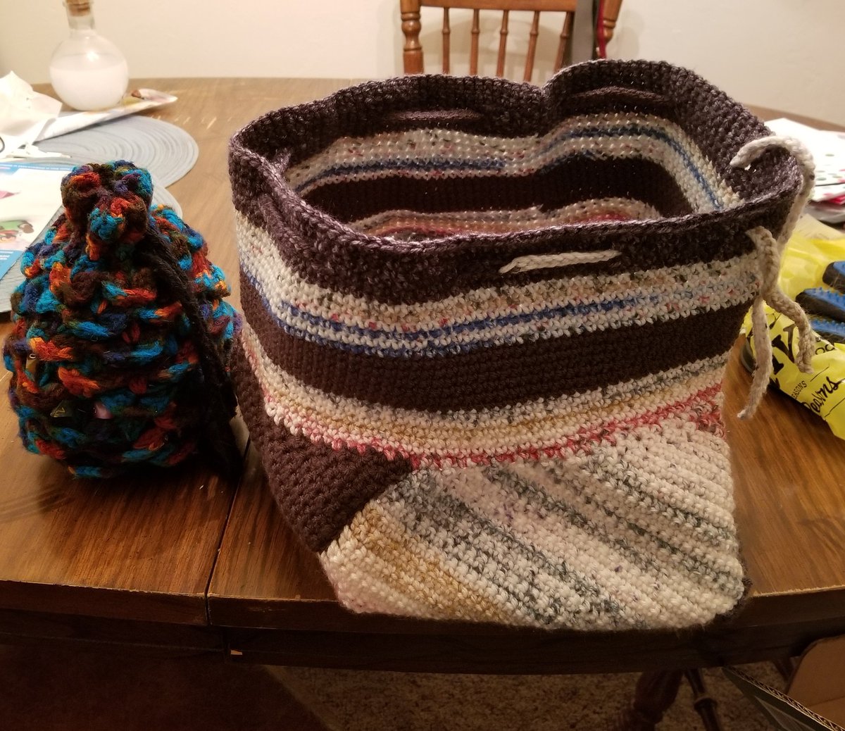 QDerkan's tweet photo. My previous dice bag was bursting at the seams with 38 sets and dropping dice. The new one might be a bit big now 😅 #DnD #crochet #idonthaveadiceproblem #dndbag https://t.co/QRQ7xCrNxd