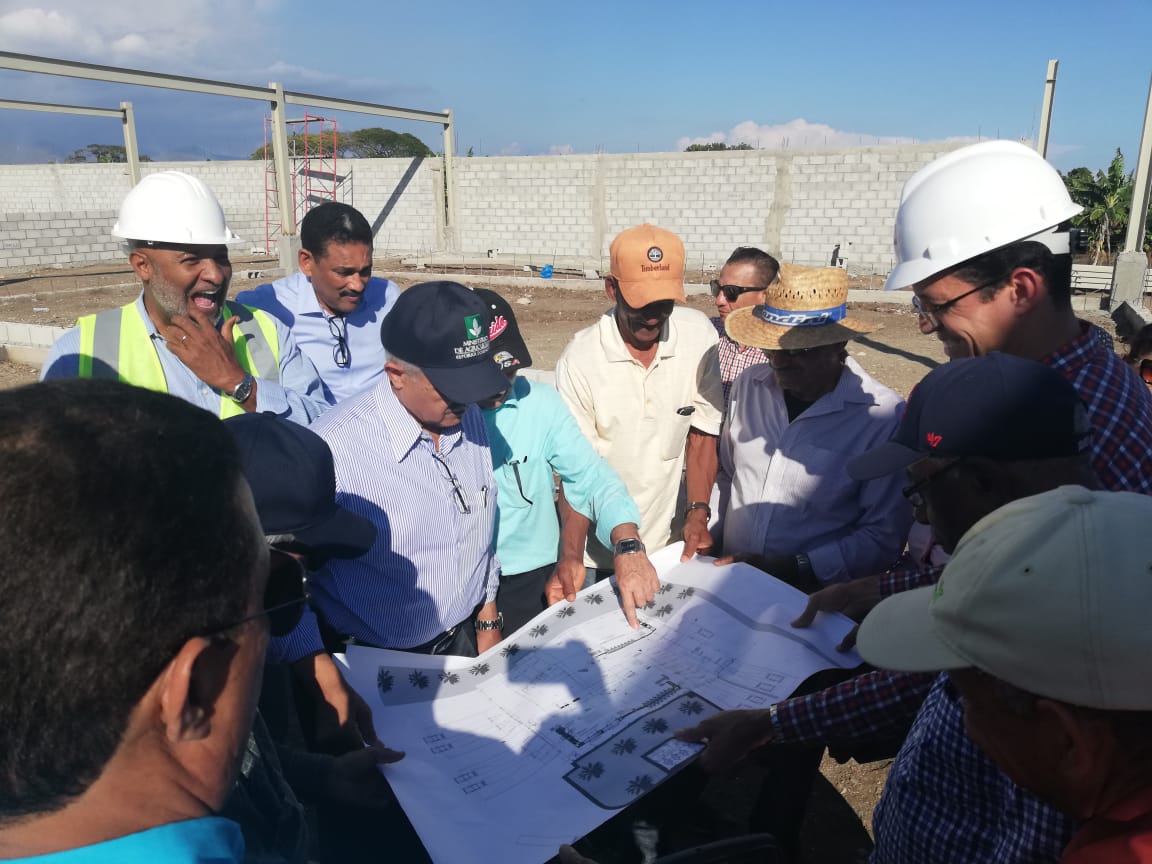 ElIndetenible87's tweet photo. Ingenieros muestran al Ministerio de agricultura  
@OsmarCBenitez avances en los trabajos de construcción de la planta hidrotérmica en Baní con fines de aumentar las exportaciones de mango.

#AgriculturaTrabaja https://t.co/2ZKKLGSb6C
