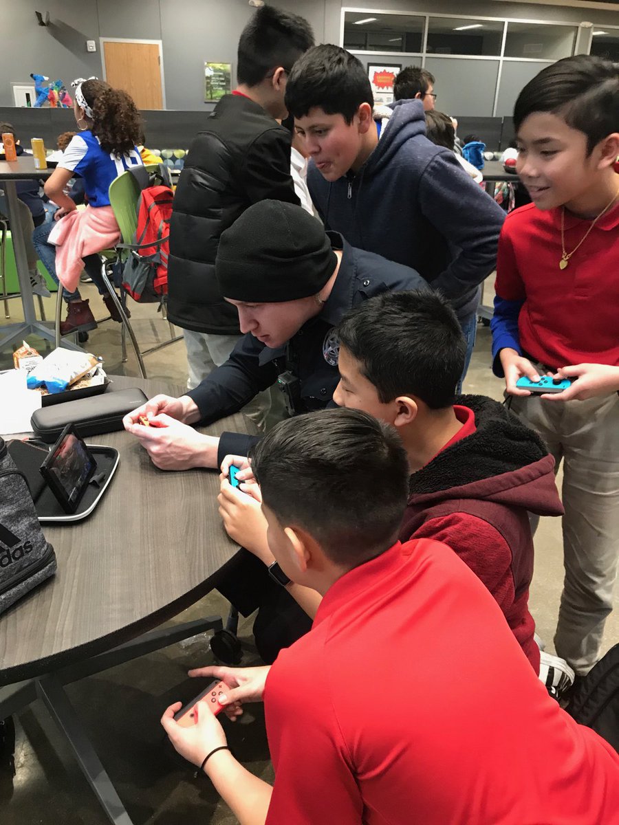 newtechmiddle's tweet photo. Love seeing our @ManorPolice officers build relationships with our scholars while making an everlasting impression. @Manorisd #GladiatorStrong #BleedBlue #OurHouse https://t.co/DI3qpQz20j