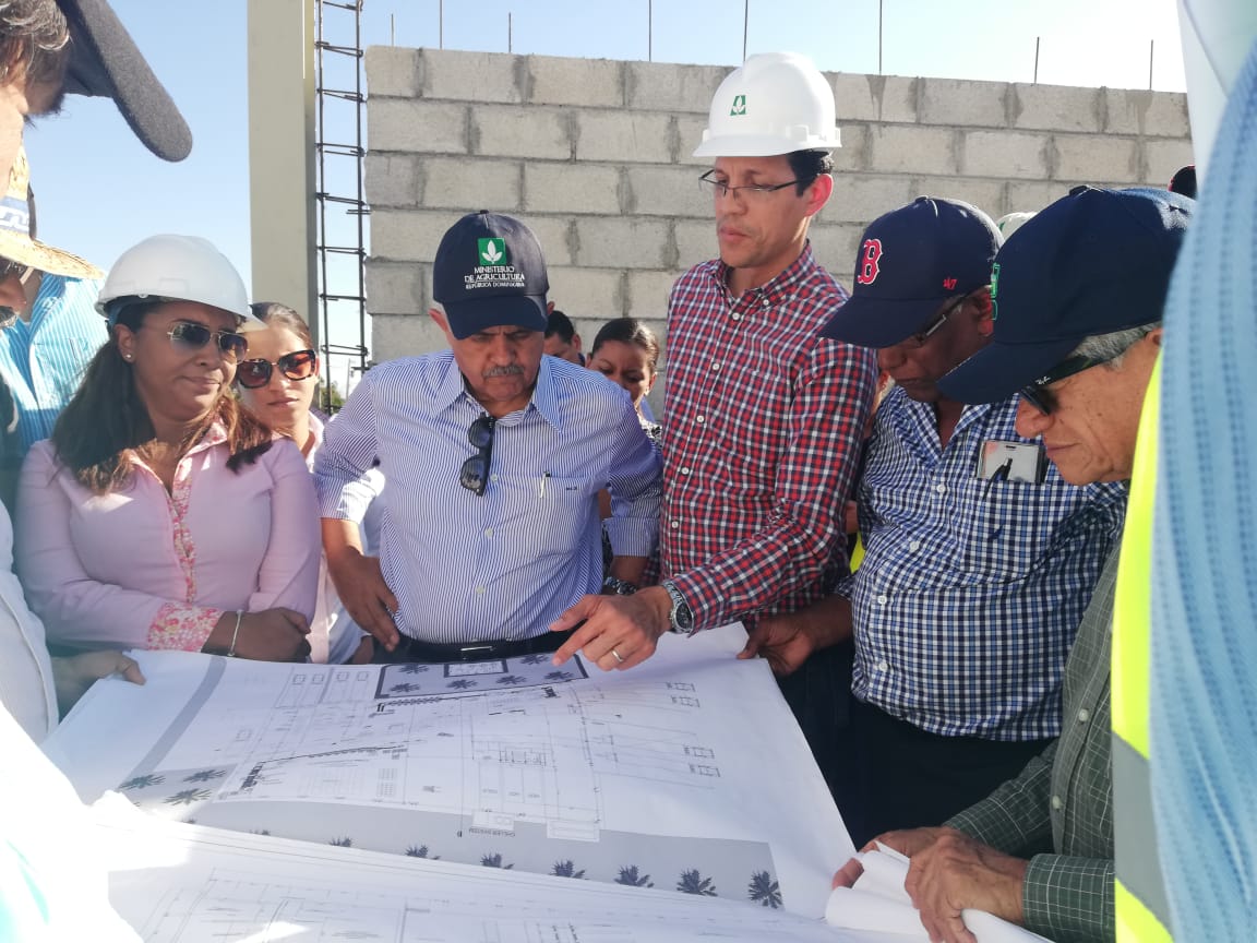ElIndetenible87's tweet photo. Ingenieros muestran al Ministerio de agricultura  
@OsmarCBenitez avances en los trabajos de construcción de la planta hidrotérmica en Baní con fines de aumentar las exportaciones de mango.

#AgriculturaTrabaja https://t.co/2ZKKLGSb6C