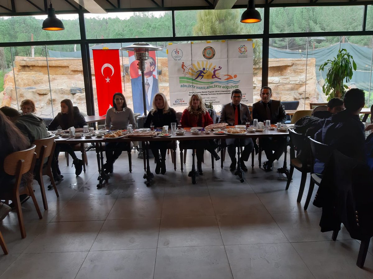 Gençlerin ve ailelerin farklı sosyal ortamlarda bulunmalarını sağlamak ve  gençlerin birbirleriyle kaynaşmalarına destek olmak için aile katılımlı kahvaltı etkinliğimiz. #GençlikSporBak #GençlikProjeleriDestekProgramı #HayataKatıl #Gençlerİçin #BirlikteVarızGüçlüyüz #SehitTemel