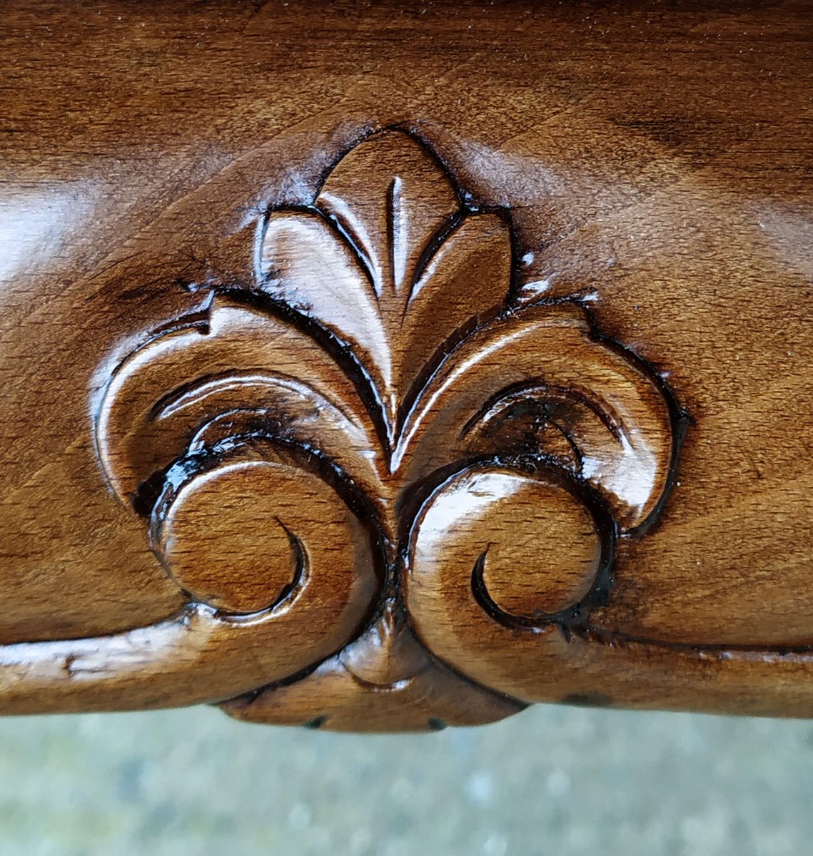antic58BCN's tweet photo. Restauración de una mesa de comedor de nogal... https://t.co/t3HKyGQ7iG