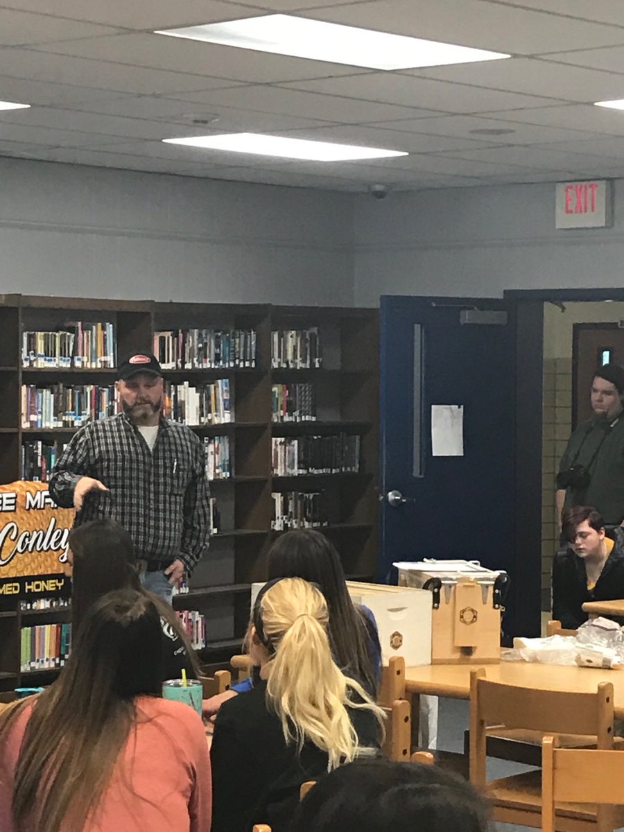 JackOusley's tweet photo. Learning the importance of honey bees from Jason Conley.  ⁦@PaintsvilleInd⁩ https://t.co/2esBFpjxvk