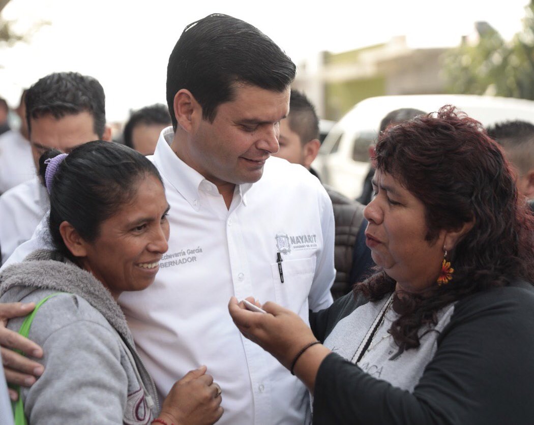 NayaritGobierno's tweet photo. Esta mañana el gobernador @aegnayarit entregó en la colonia Prieto Crispín de Tepic, 15 cuartos adicionales para combatir el hacinamiento de familias, además para otorgar certeza jurídica a 40 colonias se entregaron 140 escrituras públicas y 120 avisos de traslado.🏡✅ https://t.co/FjQKSDz6C8