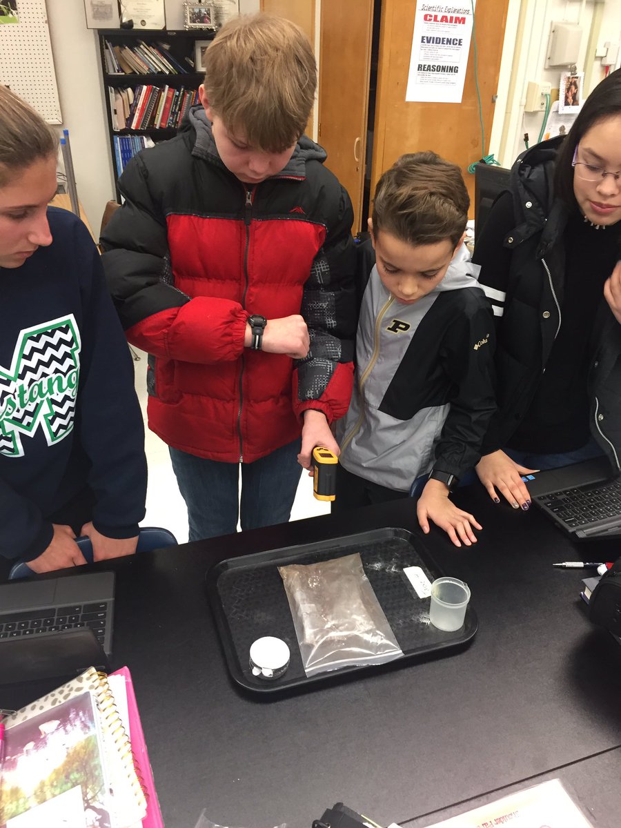 MissBunyard's tweet image. Lots of excitement testing their hand warmers!  #CMS8BlueScience @wustlisp