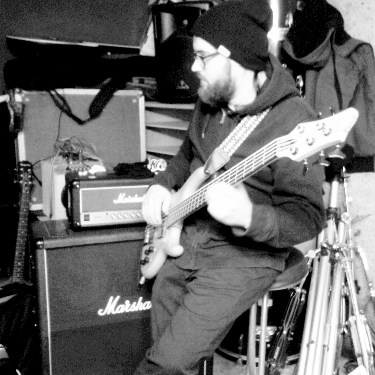 BlackCrossBour1's tweet photo. WEEKEND IS HERE! Time to open a cold one and play some bass like Mr. Mike does! Cheers!🍺🍺🍺 
#blacksabbath #ozzyosbourne 
#tribute #bassplayer #beardlove
#hastdunekaffeemaschine 
#beardmaster https://t.co/YpKqkGQsMc