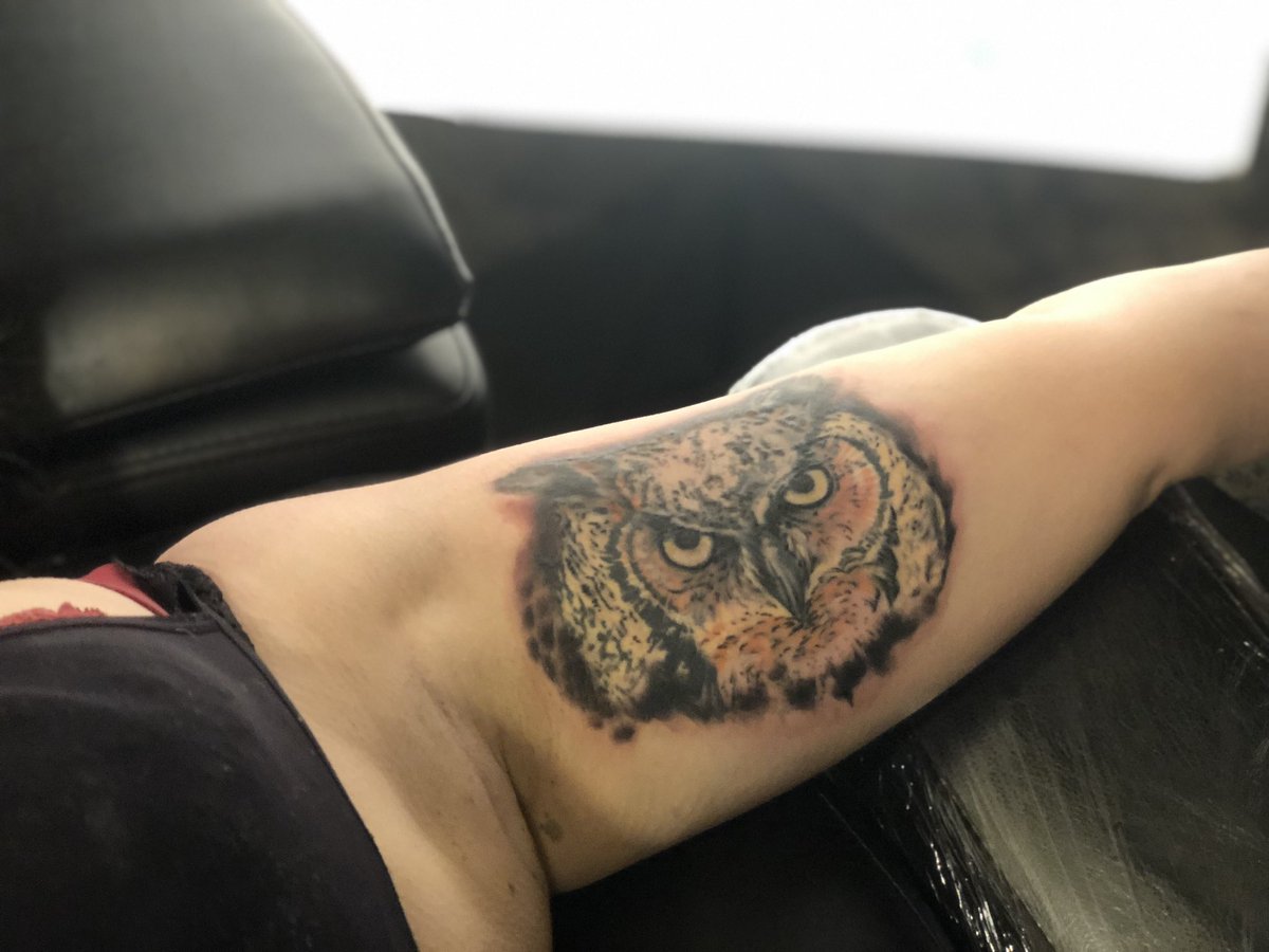 amandalouiseart's tweet photo. I got my owl finished today!! I didn’t cry but I wanted to 😢💉 
Thanks @MikeD_Artist https://t.co/hsyqAl805f