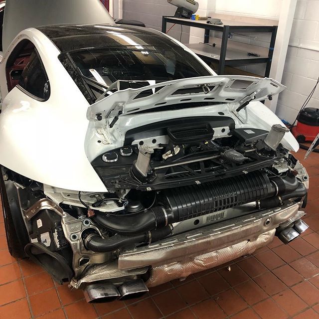 RtecAutoDesign's tweet photo. Naked 911 in the shop today ready for some special TLC #rtec #rtecautodesign #londoncars #carswithoutlimit #carswithoutlimits #cars #porsche  #wrap #wrapping #carwrap https://t.co/k7zM47CqLD https://t.co/r7VEDvQii2