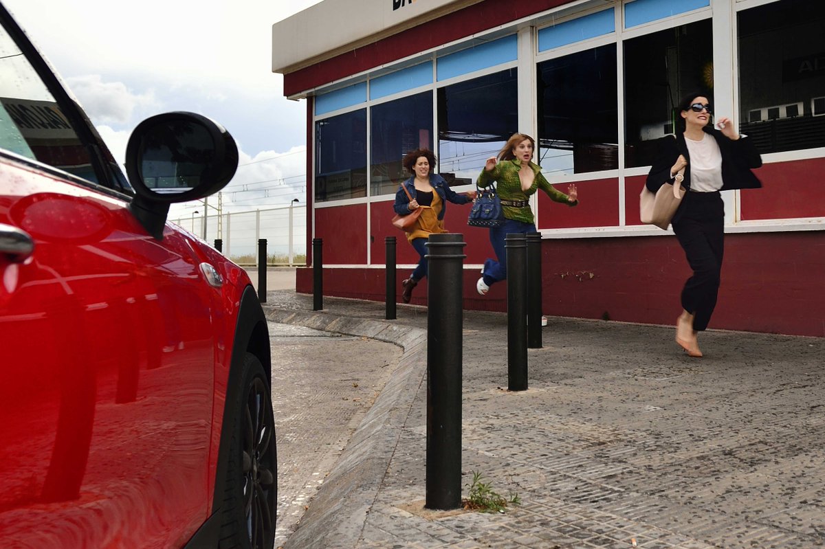 Tenía que traer el Mini hoy también, para recordármelo 😒¡Que no te pudo costar 2000€ quitarle una manchita de nada! Y encima nos mete prisa, que está mal aparcada 😠¡Ya vaaaa 🤯!