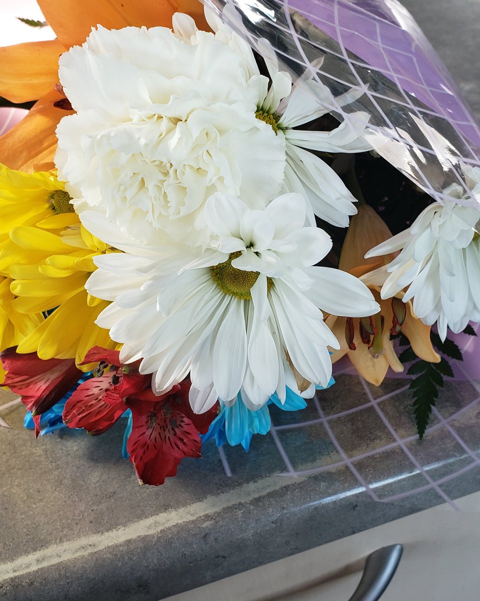 Defiant_el's tweet photo. when he brings u flowers at work 😍😘 https://t.co/8u90bItPTH