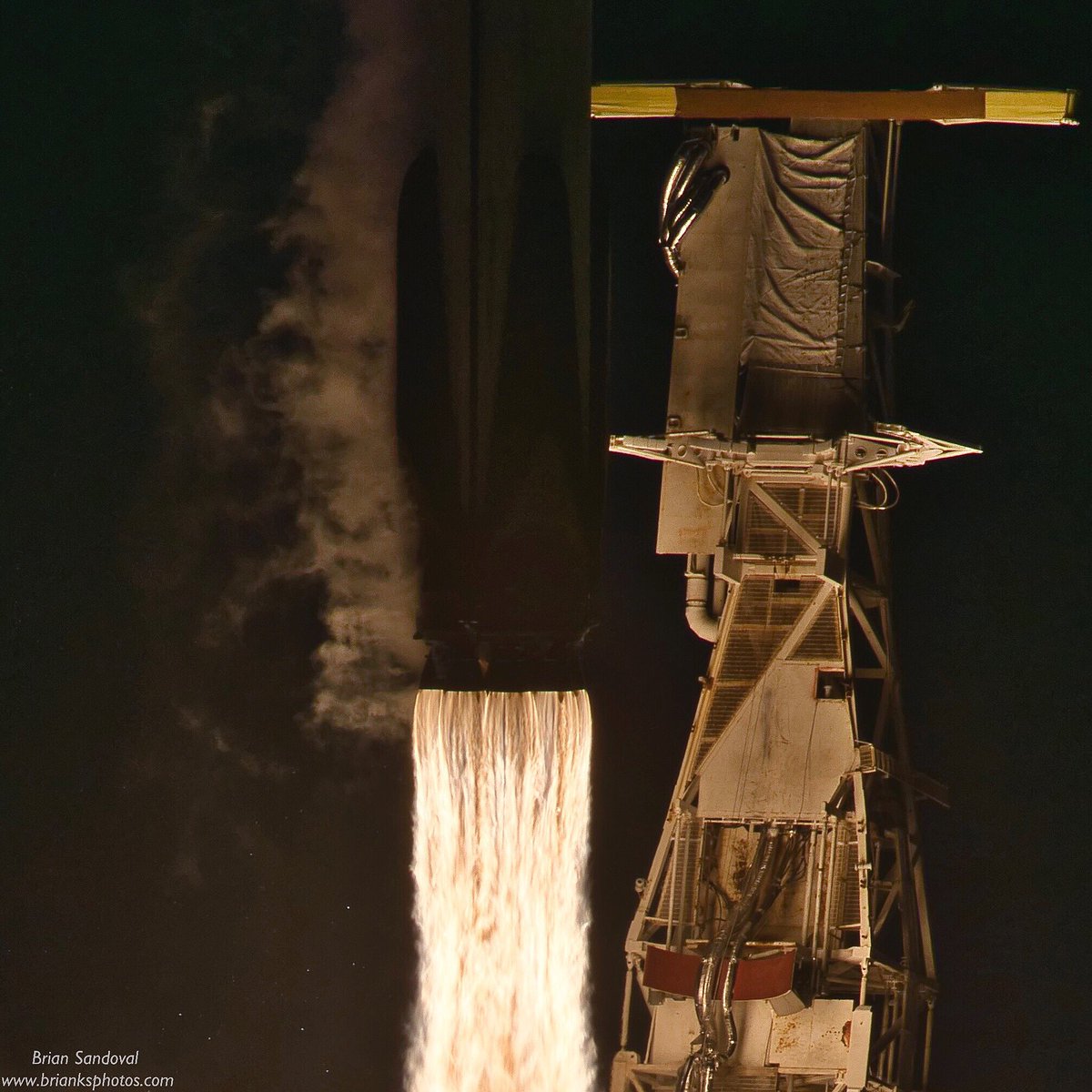 sandovalphotos's tweet photo. 8th Iridium mission; 9 Merlin engines lifting 10 satellites into space. @AmericaSpace @IridiumComm @IridiumBoss @JHassin #spacex #falcon9 #iridiumnext #vandenbergafb #CAspaceflight https://t.co/FG6AjHDOjL