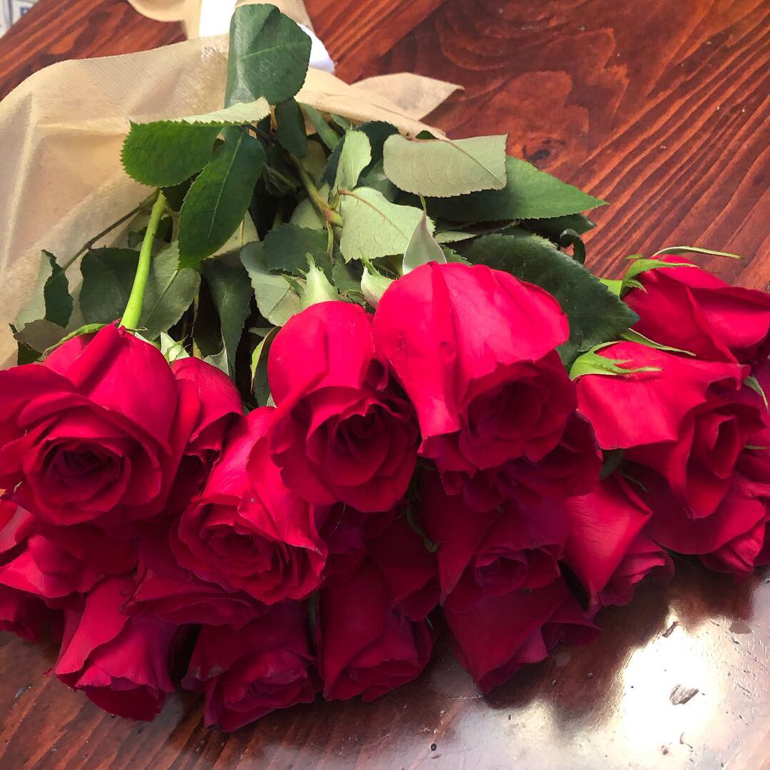 bigAL015's tweet photo. I’m one lucky lady! 🍀 #bday #2dozen #roses #goodman #blushing https://t.co/f8f0uAWyDO