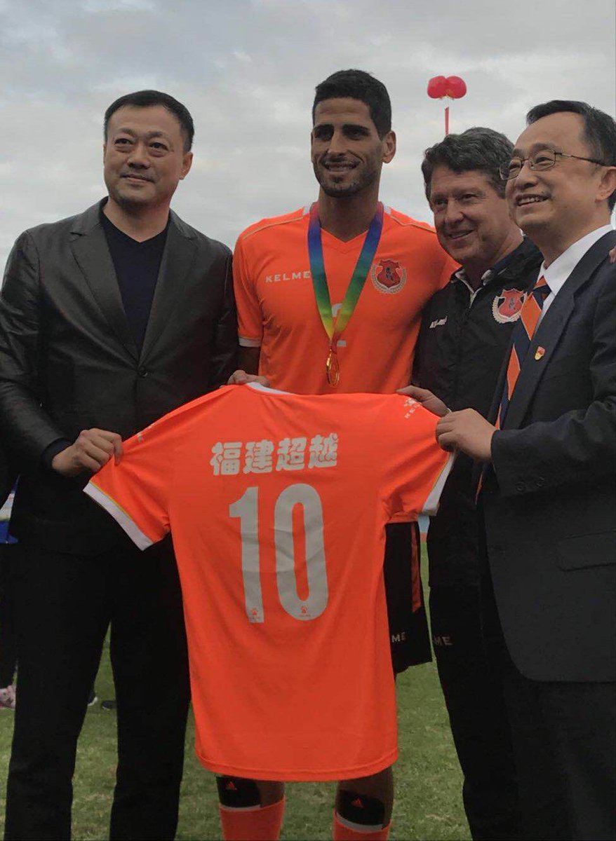 southern_fc's tweet photo. SCFC`s team captain, Leandro Gioda, the chairman Mariano Mirotti and Jingjian Broncos FC chairman presenting Mr Chen Min, Secretary of the Meizhou Municipal Party Committee with the N.10 jersey of the Champions! https://t.co/zmekFzZxDT