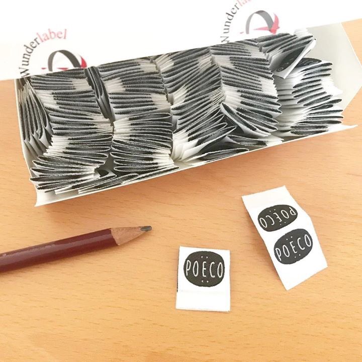 wunderlabel_esp's tweet photo. Etiquetas de logo con pliegue recién salidas de la caja. Gracias Poeco!
#wunderlabelES #etiquetatejida #etiquetapararopa #etiquetasdetela https://t.co/HUCMn85XMo