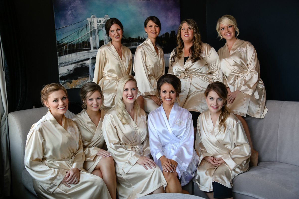 cincimakeup's tweet photo. Your wedding day is just another fun way to get you and your girls together, and all dolled up for a fun night out! #CinciMakeupBride #CinciMakeup #CincinnatiWeddings #CincinnatiMakeupArtist #Cincinnatibride #MakeupArtist
Photographer:  Sherri Barber Photography https://t.co/1ffgmhRInk