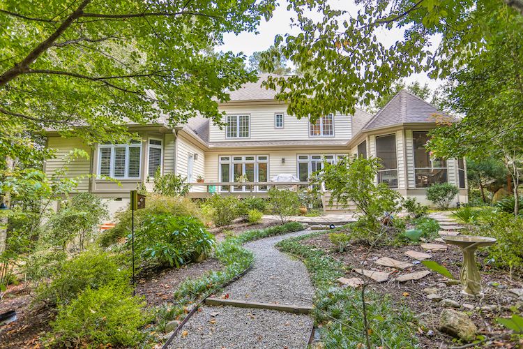 GovernorsClubNC's tweet photo. Get inspired with some of these popular custom home design ideas. https://t.co/xOaHvu7F8R https://t.co/u5wvcNZCcH