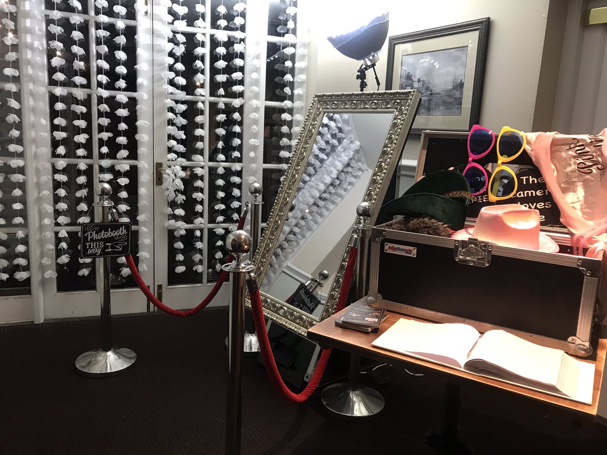 diamondhireuk's tweet photo. Happy new year everyone!! 2019 is in full flow already 🥂🎩 We are here today in Chislehurst celebrating Sarah’s 40th with our magic selfie mirror #party #40 #selfie #mirror #photobooth #2019 https://t.co/SSsbrKPyZT