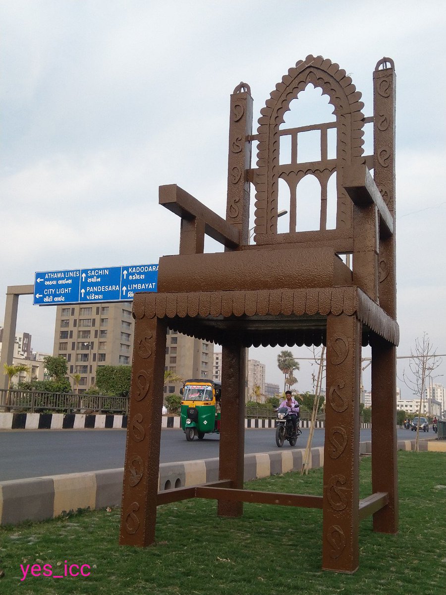 DevelopedSurat's tweet photo. #Big_Sculpture of
#Lucknow_Chair & #Triable_Crown @ #VIP_road , near #Vesu_Canal_Road Junction
#લખનૌ_ખુરશી & #આદિવાસીઓનાં_મુગટનું #મોટું_શિલ્પ , #VIPરોડ પર
#Surat #AthwaZone Artist : #ShivVarma & #HanshRaj ji #yes_icc #Gujarat @OurSMC
Clicked by #FenilThakkar https://t.co/0ljNuot9AC
