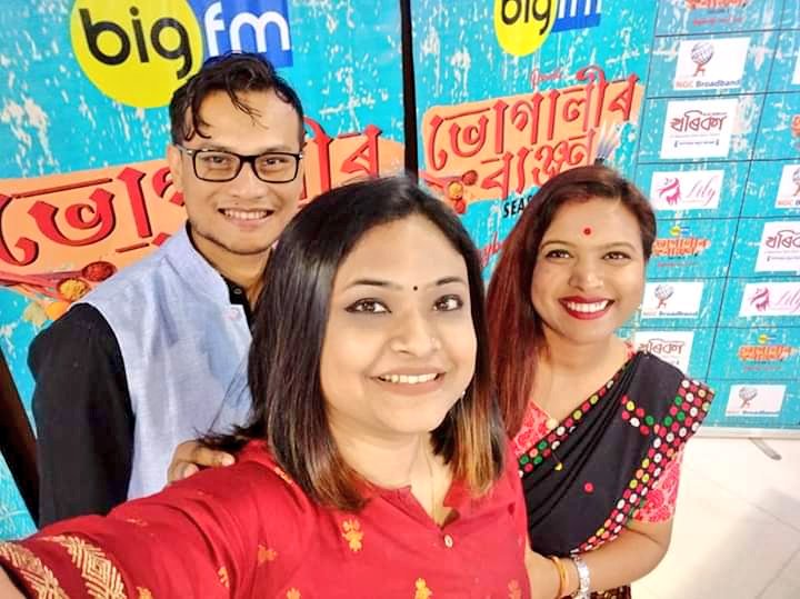 927BigFmGuw's tweet photo. #BhogalirByanjanSeason5
#GrandFinale
Rjs with Judges
Popular Writer, Cooking Expert Monalisha Saikia, Food Blogger, Doctor Geeta Dutta and Cooking Expert Mitali Kalita.... https://t.co/aWxCQCACdw