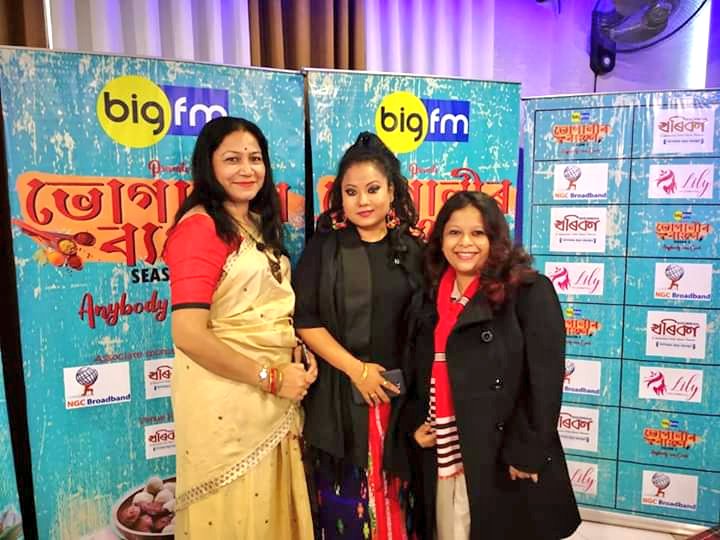 927BigFmGuw's tweet photo. #BhogalirByanjanSeason5
#GrandFinale
Rjs with Judges
Popular Writer, Cooking Expert Monalisha Saikia, Food Blogger, Doctor Geeta Dutta and Cooking Expert Mitali Kalita.... https://t.co/aWxCQCACdw