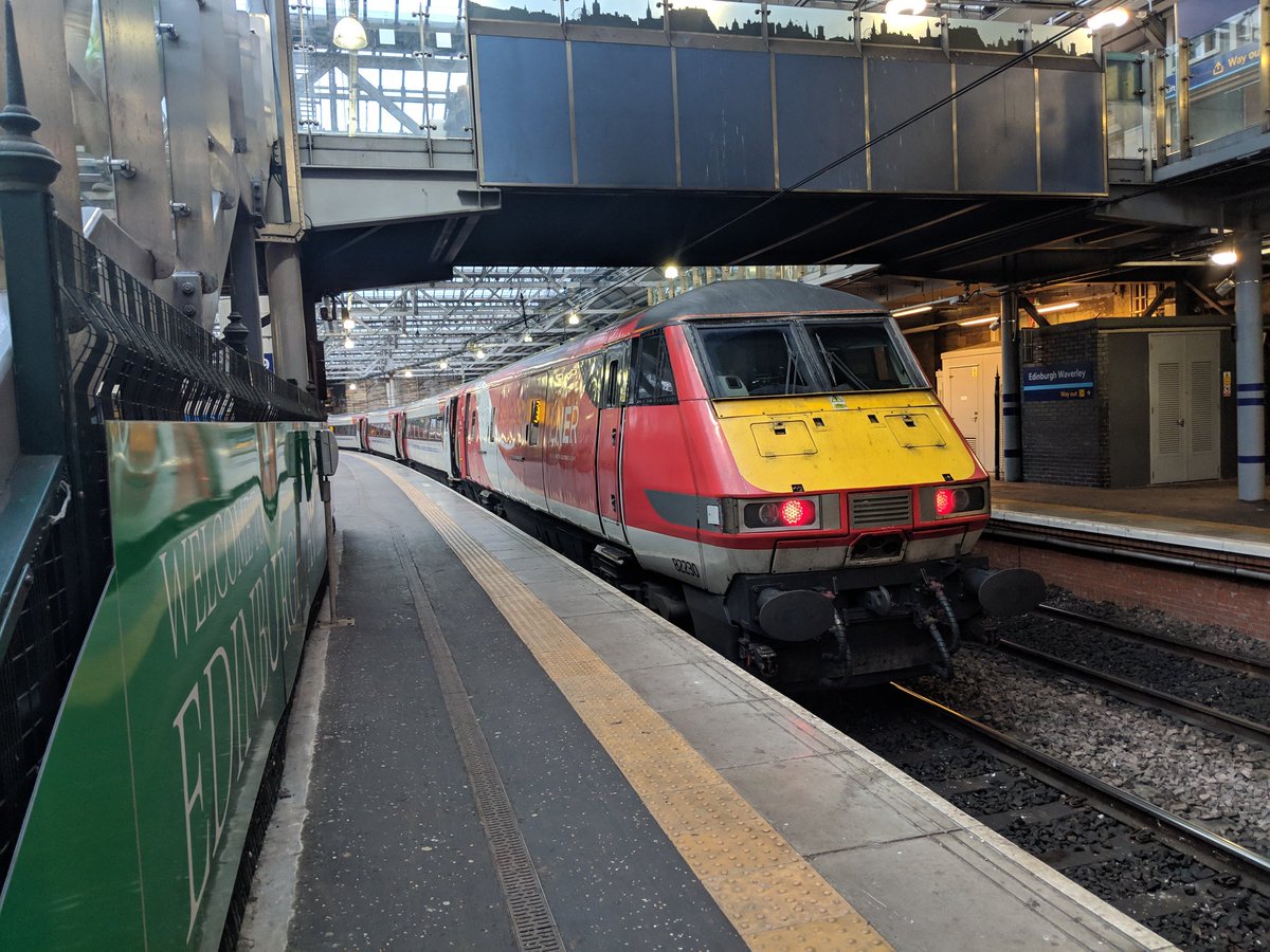 Maxo11x's tweet image. .@LNER #class91 120 and #class82 230 (1S12)