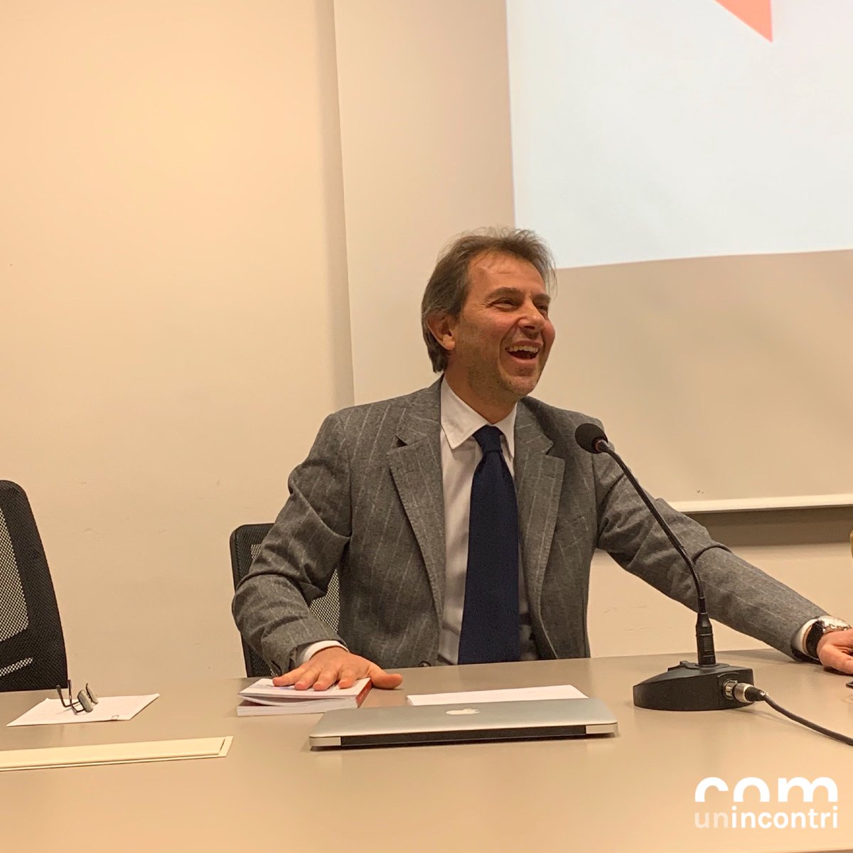 SDC_uniba's tweet photo. Illustrando il rapporto tra sanità, salute e società, il prof. @frangiorgino presenta il suo ultimo volume: “La sanità medi@ta - Salute e società nell’era delle fake news”.
#SdC #Uniba #SocialCom https://t.co/ukikeq9WCR