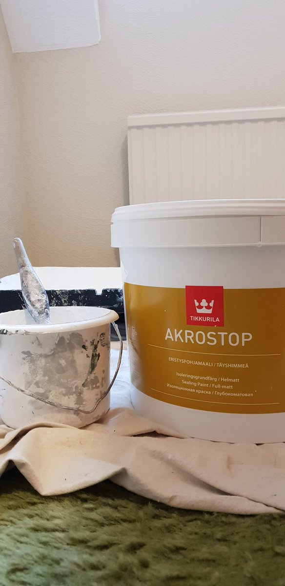 HouseHomeDecor1's tweet photo. Heavy nicotine staining on a landing ceiling. Applied two full coats of @Tikkurila_UK Akrostop. Didn't expect it to cover so well for two coats!! #HertsDecorating #Akrostop
#PaintingAndDecorating https://t.co/X3HpuhEiiM