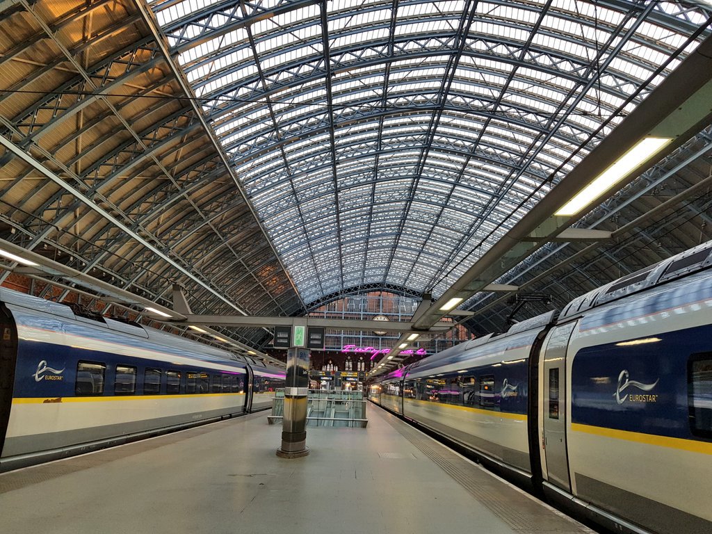EurostarJustinp's tweet photo. The last of the sun is catching the @StPancrasInt roof and @Eurostar #ES9038 to Paris is boarding... https://t.co/LPmpRnE03B
