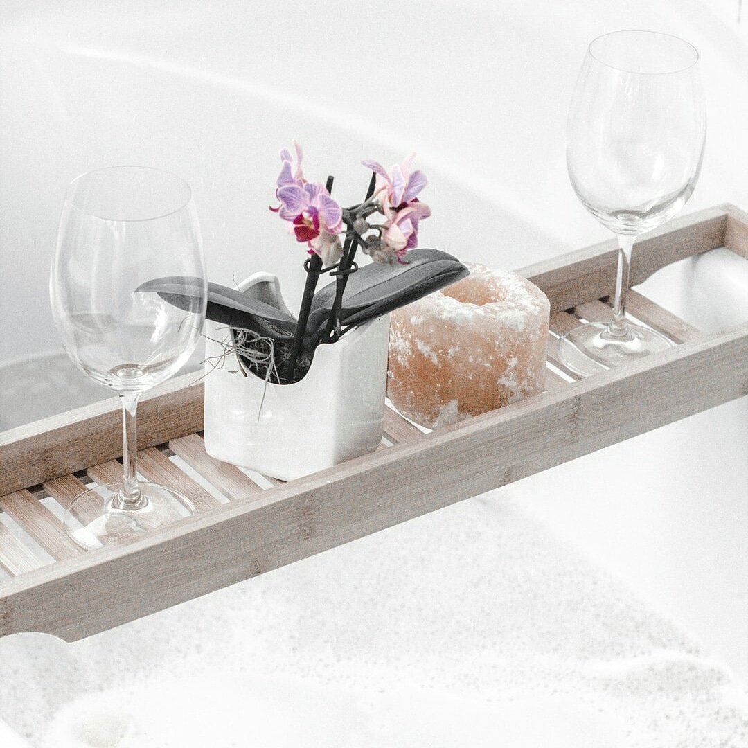 CharmingShopUK's tweet photo. Bath goals

#bathgoals #minimal #bathroomdesign #bath #bathtime #minimalism #wineglass #wineglasses #decorinspo #ThatCharmingShop #flowers #candles https://t.co/5kSQ5XzDBK