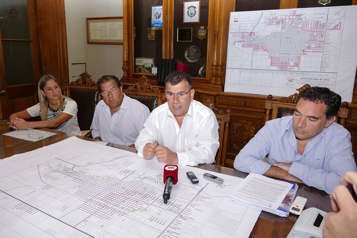 BertellysHernan's tweet photo. Después de la formulación del proyecto y de gestiones ante el Gobierno Provincial, esta mañana anunciamos la repavimentación de 45 calles del micro y macrocentro de la ciudad. 
La obra tiene un presupuesto de 40 millones de pesos (recursos prov) y comenzará en marzo. #PrimeroAzul https://t.co/S5eu8gxymd