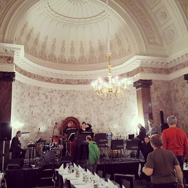 SUMUBigBand's tweet photo. Tänään ollaan yksityiskeikalla Turun Akatemiatalolla,. Mikäpä tämän mukavampi vuoden avaus olisikaan! 😊 
#sumubigband #sumubb #turku #akatemiatalo #keikkaapukkaa https://t.co/vUIOhIPcPf https://t.co/8p2sEAHSwd