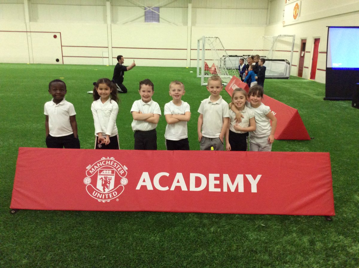 BartonCloughY1's tweet photo. stood up picture we are ready to and have fun. After playing 6 games the children needed to sit down. #manchesterunited #allabouthavingfun #year1 https://t.co/fSY5q0Bxuf