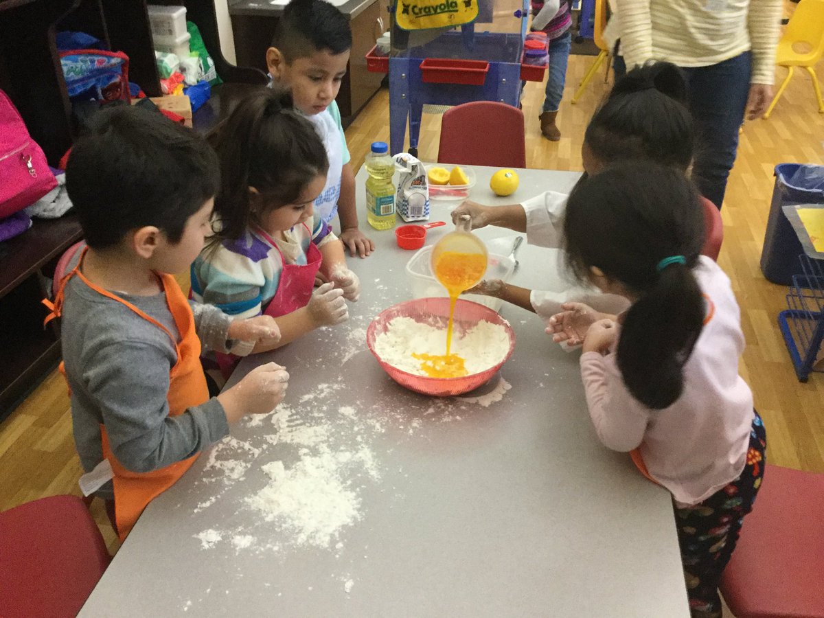 MsKateRouse7's tweet photo. To kick off our Bread Unit we read "La señora de la panadería" by @patmora_author and then decorated Roscas de Reyes and made lemon play dough "cookies" just like Mónica's! #breadunit
@CCSD93ECC @CCSD93 https://t.co/6ZbUfgvmr9