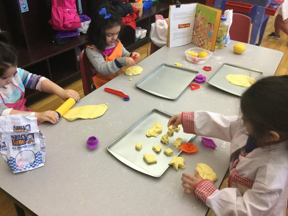 MsKateRouse7's tweet photo. To kick off our Bread Unit we read "La señora de la panadería" by @patmora_author and then decorated Roscas de Reyes and made lemon play dough "cookies" just like Mónica's! #breadunit
@CCSD93ECC @CCSD93 https://t.co/6ZbUfgvmr9
