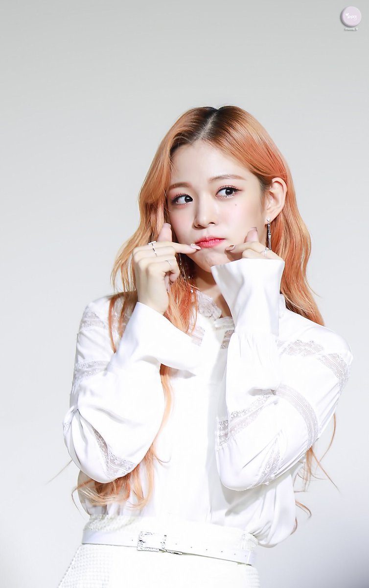 kdolpics's tweet photo. chaeyoung ✿ fromis_9 https://t.co/8vYEMdFKId