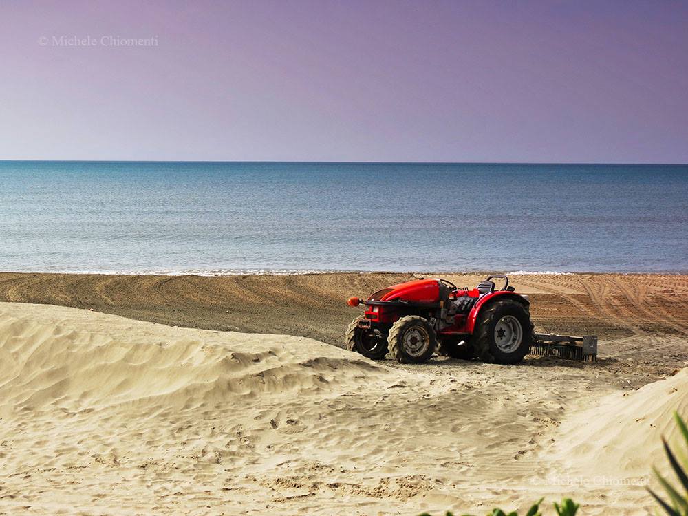 MinturnoScauri's tweet photo. e chi lo dice che il trattore serve solo in campagna!?
#spiaggia di #scauri
https://t.co/75A31aYkMb https://t.co/r3ipDG6tjx