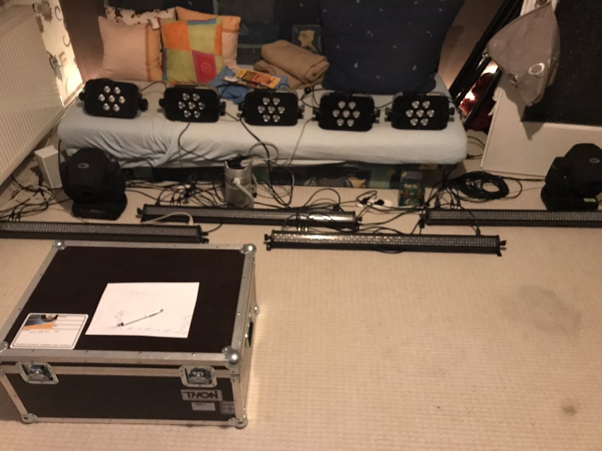 DanielD21084208's tweet image. Äh ja Planung fix im Büro?  Schreib grad an Licht Plänen schnell schauen ob alles geht #ddsveranstaltungstechnik #ledbars #veranstaltungstechnik #work #fun #malighting #dot2