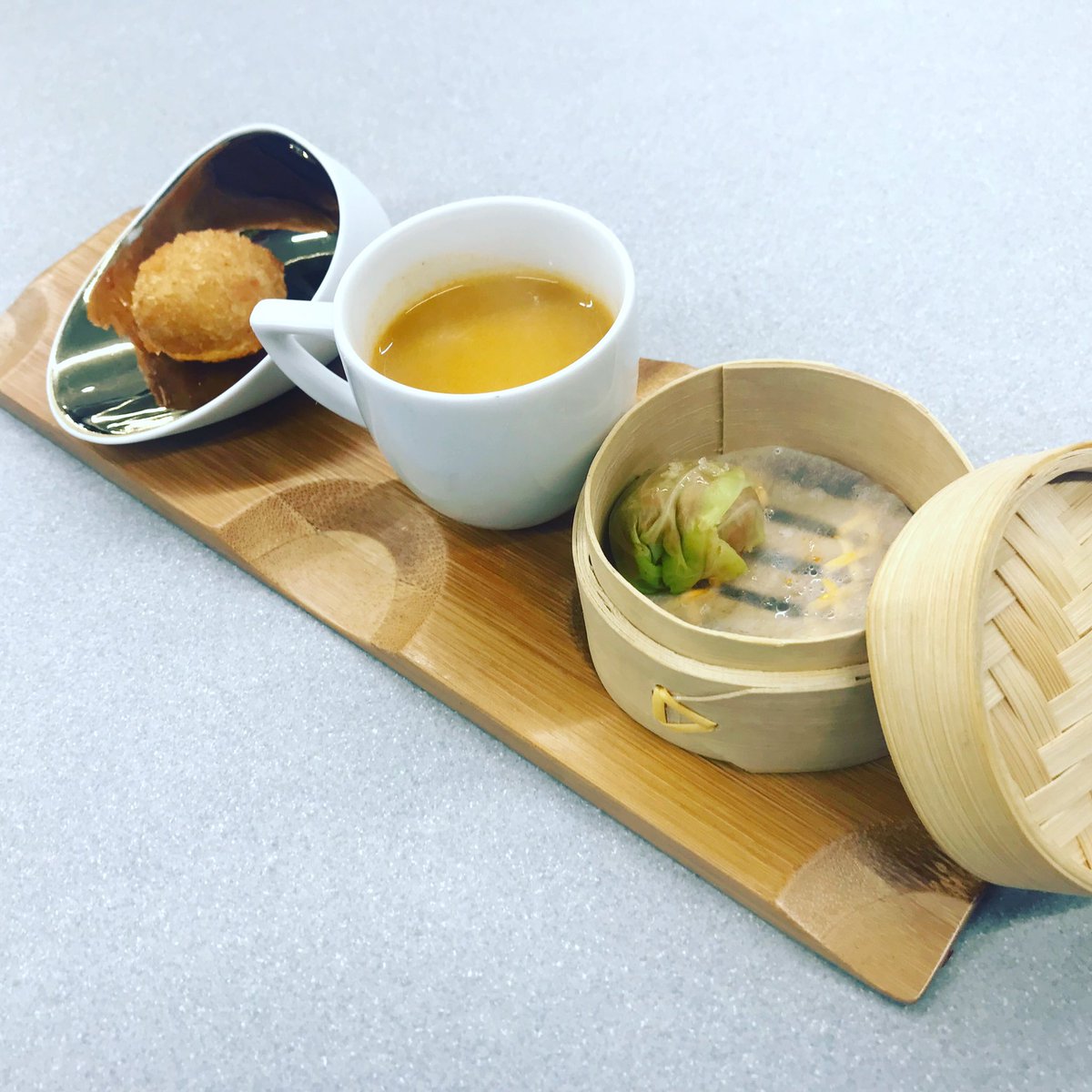 cocinandos's tweet image. Ya en la mesa empezamos con toda la fuerza del Bierzo: Un caldo de Botillo y berza, una croqueta líquida de Botillo Y una esfera de Botillo y berza cocida al vapor.#bierzo #botillo