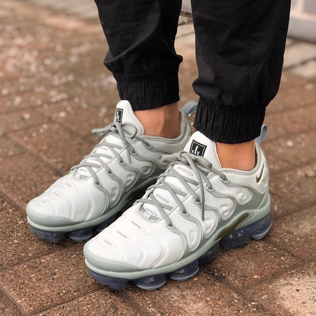 nike vapormax plus light grey