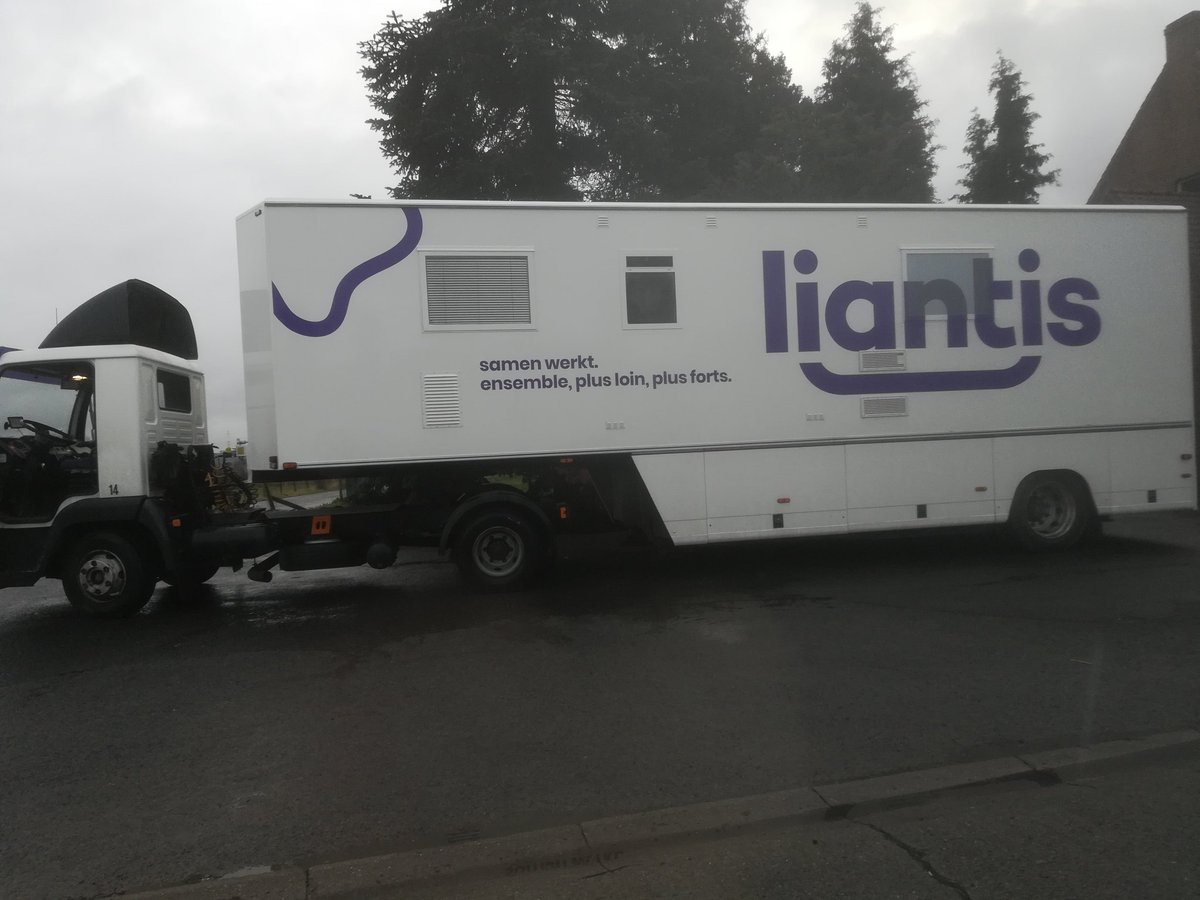 KoenDePrycker's tweet photo. Toeval bestaat (niet)? Op een miezerige vrijdagavond rijden we 'ons' dorp #tiegem binnen en worden daar begroet door de @LiantisBe bus... En zo zetten we #schouderaanschouder het weekend in. https://t.co/6qJPSqc1oM