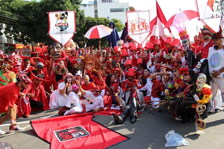 DesdeLaCuna1927's tweet photo. Mientras el @BRS_COL hace historia en la @FeriaDeCaliOf con una diablada en el Desfile de Cali Viejo que pone en alto el nombre de @AmericadeCali ante la ciudad y el mundo, @tulioagomez y @UmbroColombia desbaratan todos los logros quitando el diablo del escudo #ElDiabloNoSeToca https://t.co/Pn702KDdpp