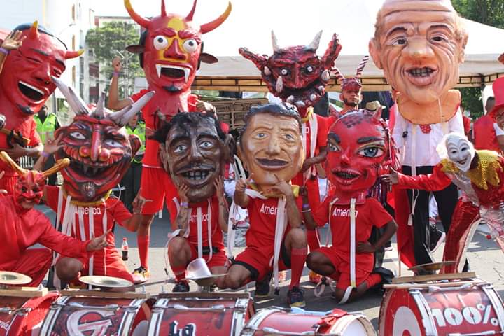 DesdeLaCuna1927's tweet photo. Mientras el @BRS_COL hace historia en la @FeriaDeCaliOf con una diablada en el Desfile de Cali Viejo que pone en alto el nombre de @AmericadeCali ante la ciudad y el mundo, @tulioagomez y @UmbroColombia desbaratan todos los logros quitando el diablo del escudo #ElDiabloNoSeToca https://t.co/Pn702KDdpp