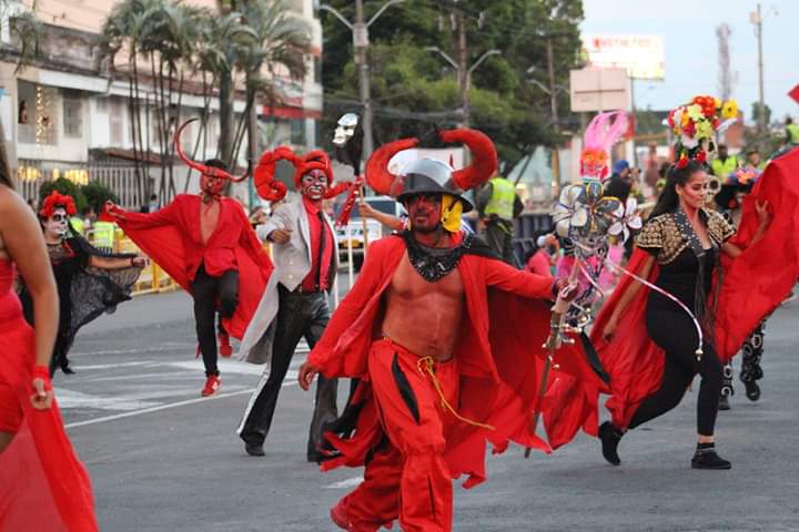 DesdeLaCuna1927's tweet photo. Mientras el @BRS_COL hace historia en la @FeriaDeCaliOf con una diablada en el Desfile de Cali Viejo que pone en alto el nombre de @AmericadeCali ante la ciudad y el mundo, @tulioagomez y @UmbroColombia desbaratan todos los logros quitando el diablo del escudo #ElDiabloNoSeToca https://t.co/Pn702KDdpp