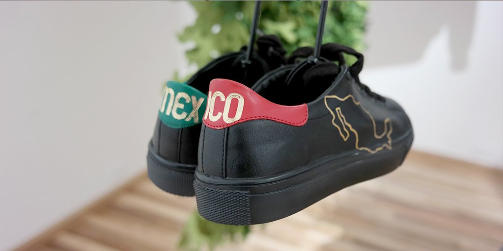 La silueta del país y lenguaje local, fueron inspiración para los diseñadores que participan en #Mexicalidad, y llevan ésta postura al campo del #diseño objetual.
-Charola MX
La Metropolitana, 2015  <a href="/LaMetropolitana/">La Metropolitana</a> 
-Mexico is the shit, 2016 <a href="/AnuarLayon/">Anuar Layon</a>,  <a href="/ahmedbautista/">Ahmed Bautista</a>