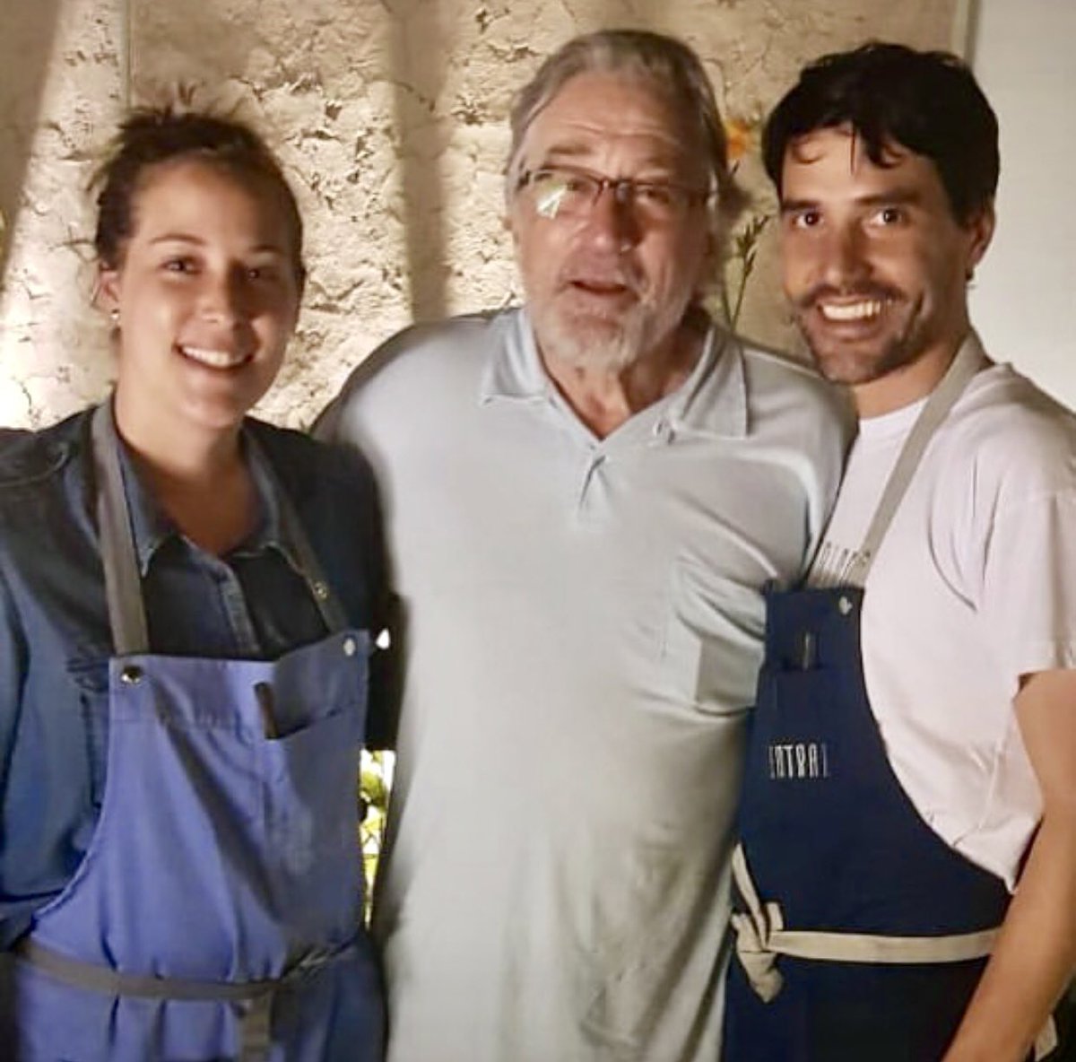 perucelebra's tweet photo. El gran actor #RobertDeNiro visito @CentralRest ubicado en #Barranco #Lima #Peru. En la foto con los chefs #PiaLeon y @VirgilioCentral. https://t.co/ZAHvkJziCN