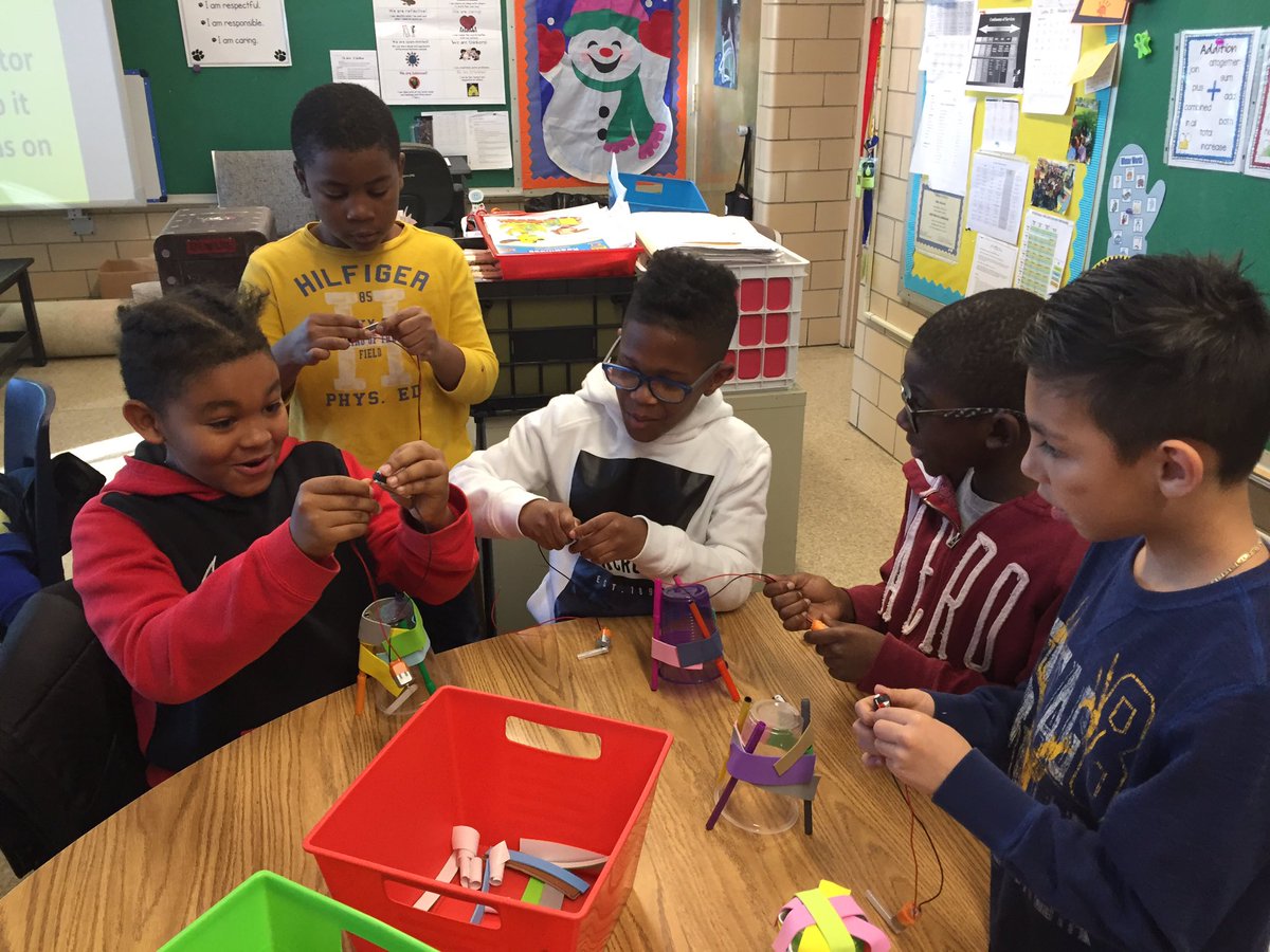 SaraLeeTeacher's tweet photo. Incredible experience with @futuremakers making #drawbots! Such a motivating, inspiring time watching our Ss create and explore! @Jodilo0113 @KatieLugli @mrsdevtweets https://t.co/aCv0uNa0oo