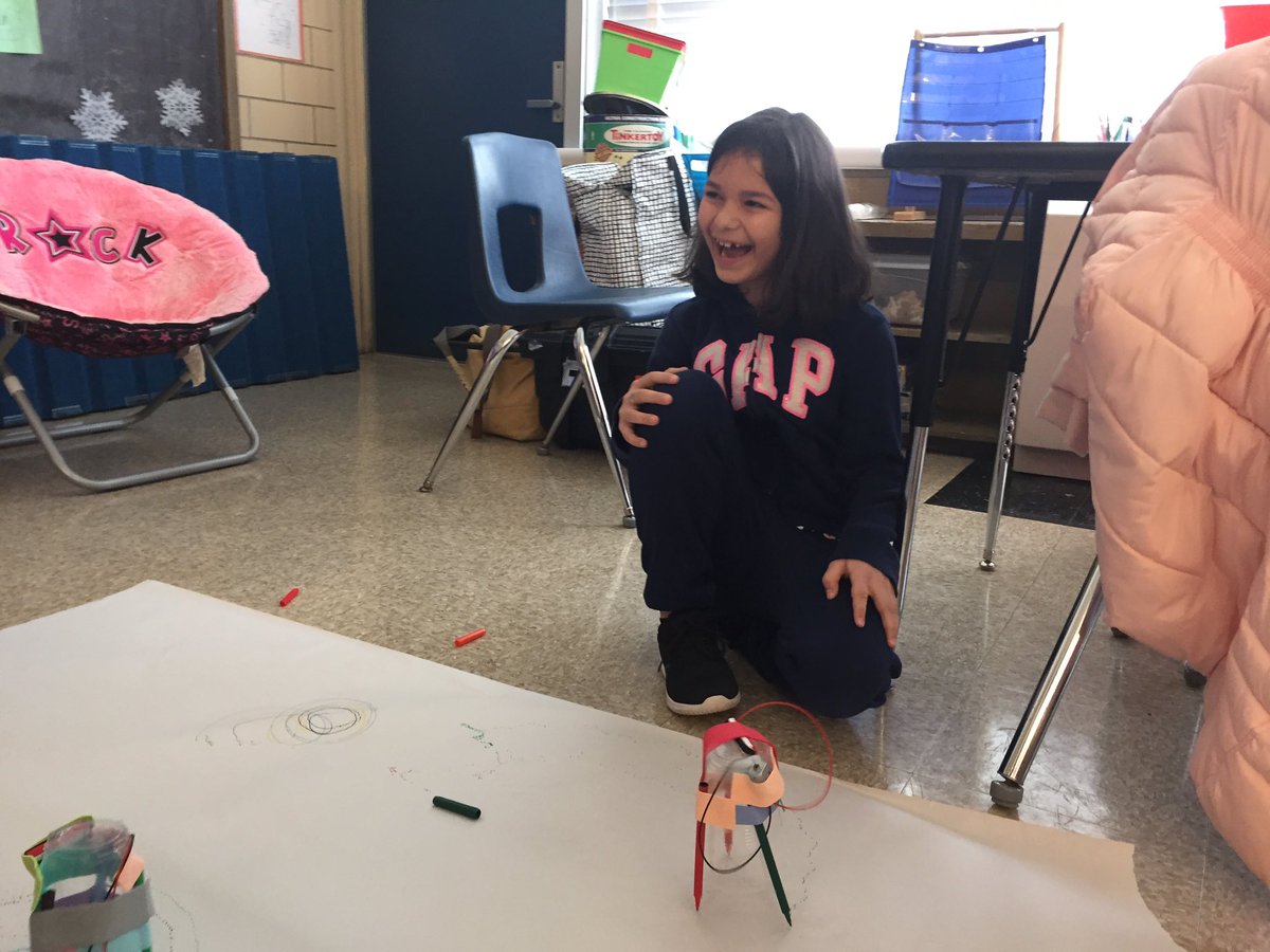 SaraLeeTeacher's tweet photo. Incredible experience with @futuremakers making #drawbots! Such a motivating, inspiring time watching our Ss create and explore! @Jodilo0113 @KatieLugli @mrsdevtweets https://t.co/aCv0uNa0oo