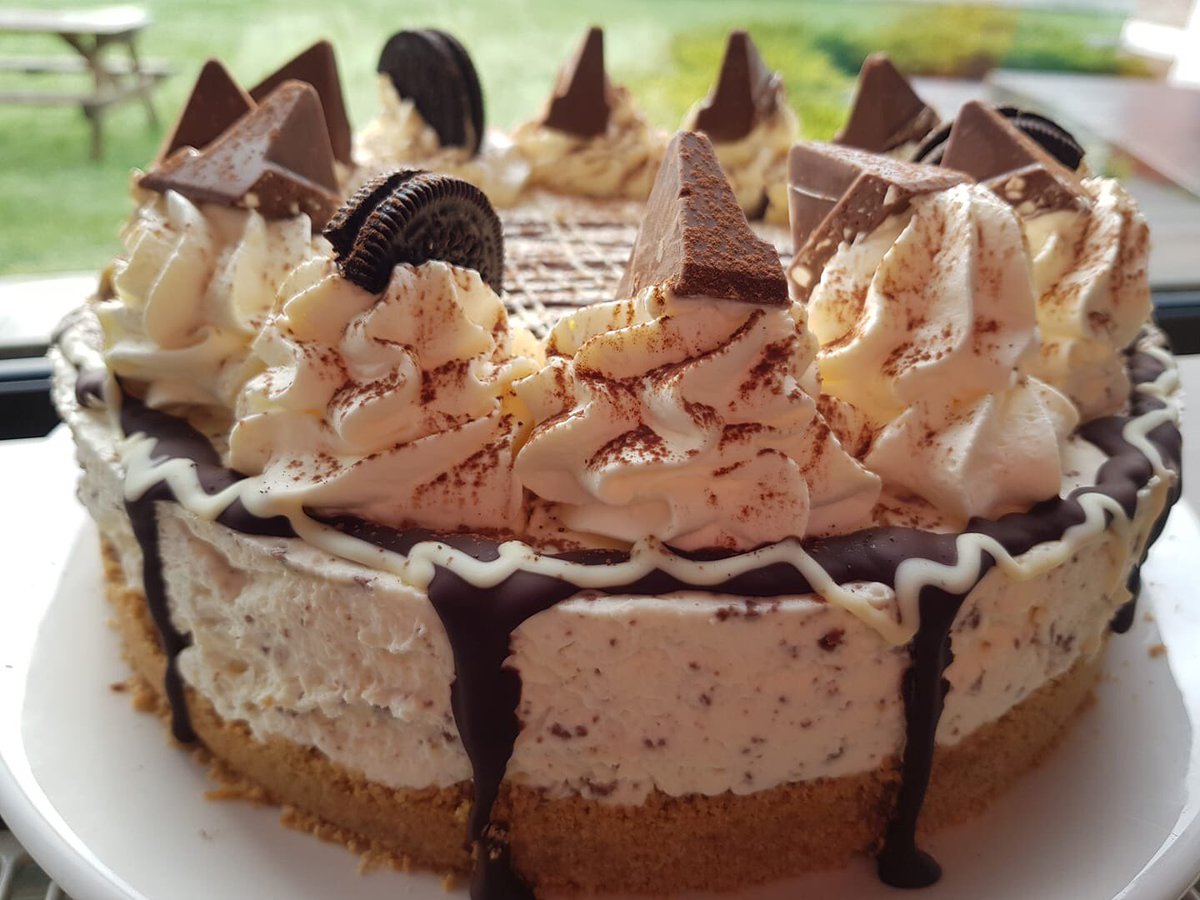 Who fancies some Toblerone &amp; Oreo Cheesecake? 😋😋 #SavouryFareAthlone #SavouryFare #Athlone #FridayTreats #SweetTreats #Cheesecake #TreatYoSelf #Irishtown #Monksland #Fernhill #Foodie #Dessert