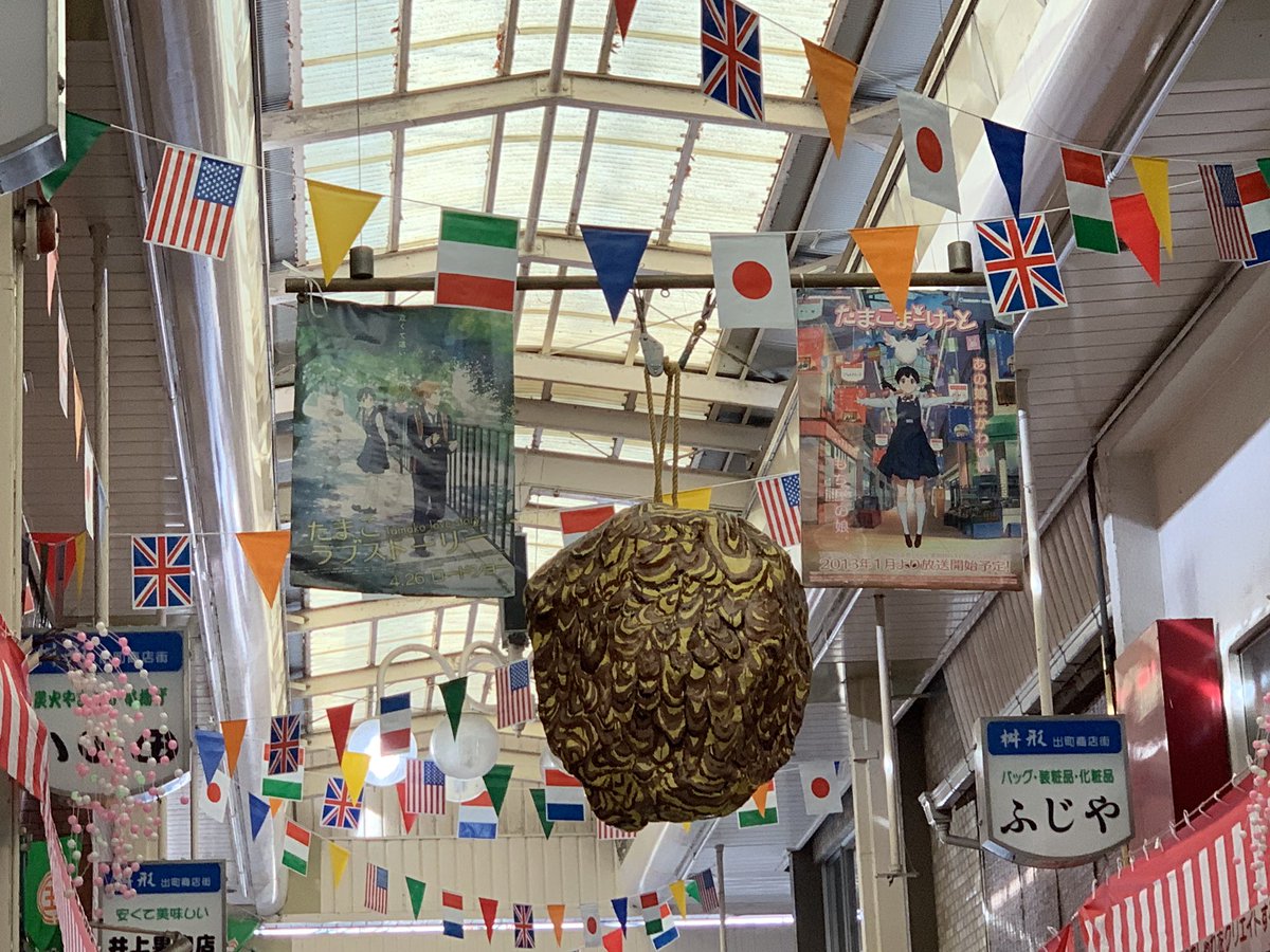 エンドス 花屋のかおるさんは たまこまーけっと の商店街というあの優しい共同体を象徴する存在だと思う トランスジェンダーである彼女を奇異なものとして見たり 揶揄したりネタにする者は誰もいない ごく普通の存在として受け入られている描写は 実は